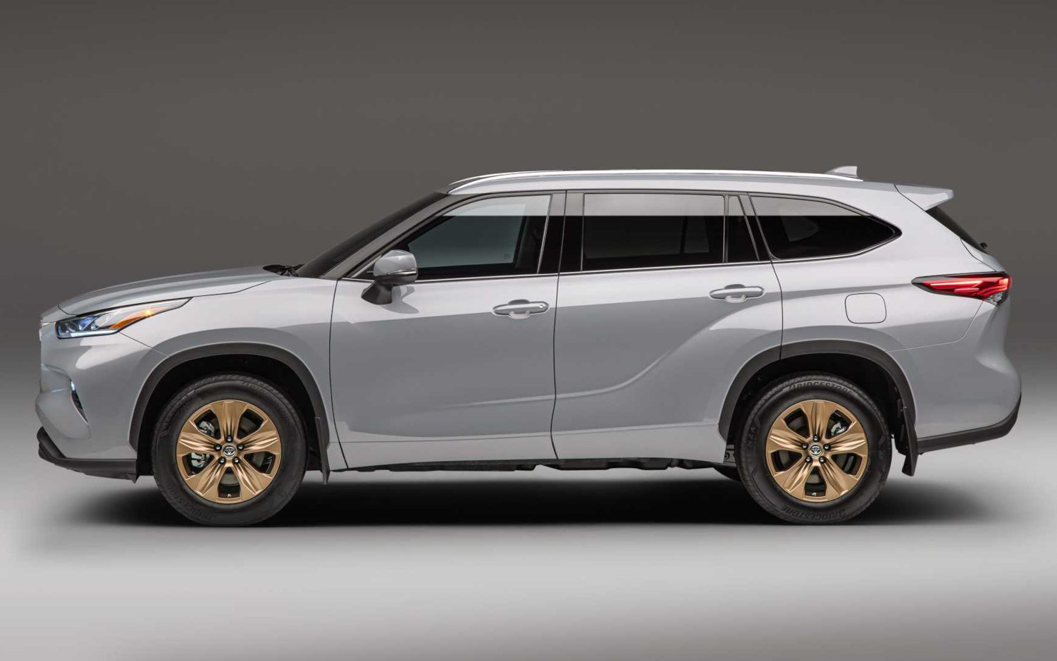 Comparison - Mitsubishi Outlander SEL 2022 - vs - Toyota Highlander